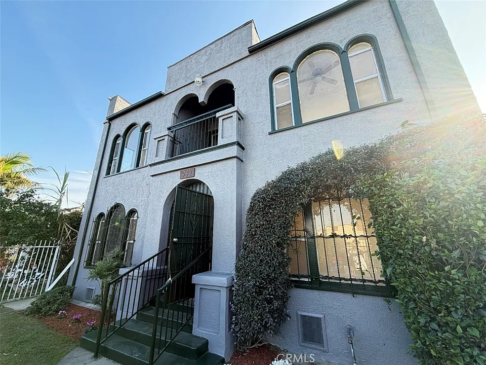 932 W 74th St
