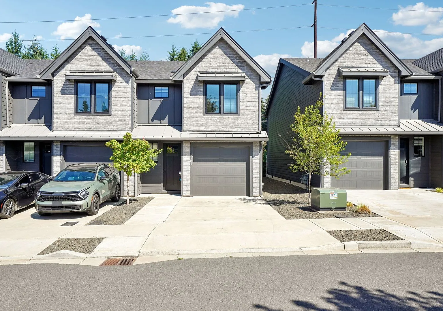 End Unit Luxury Townhome for Lease at the Courtyards at Hidden Crest - 13203 NE 71st Pl — Photo 1