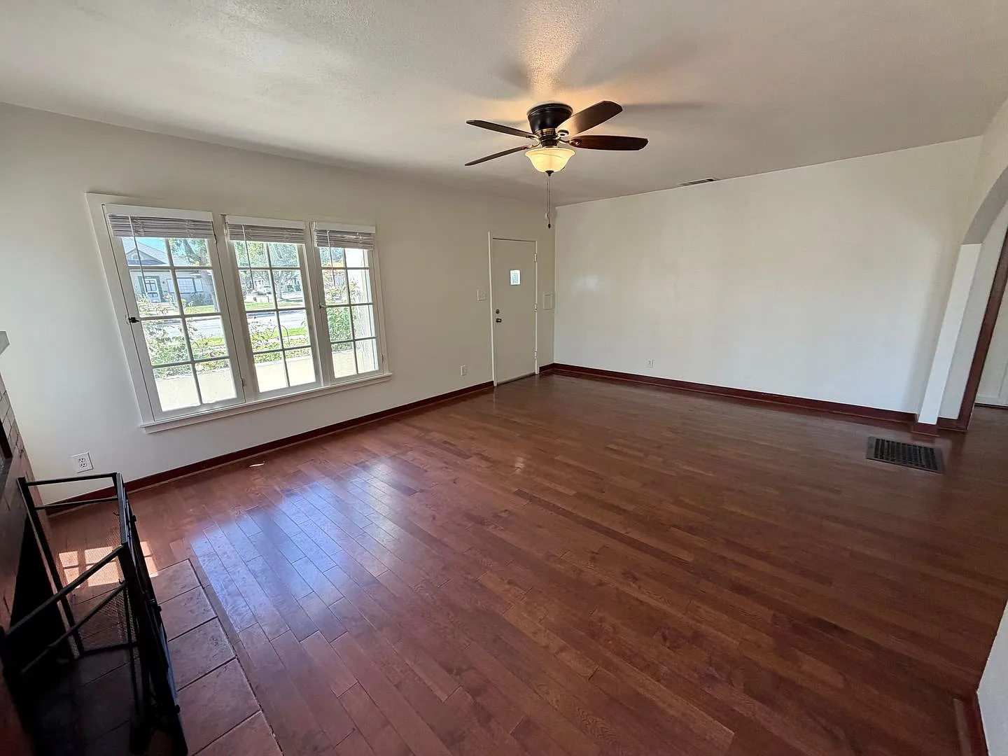 Charming Spanish Bungalow Near Downtown Upland 3 Bedrooms / 2 Bathrooms — Photo 4