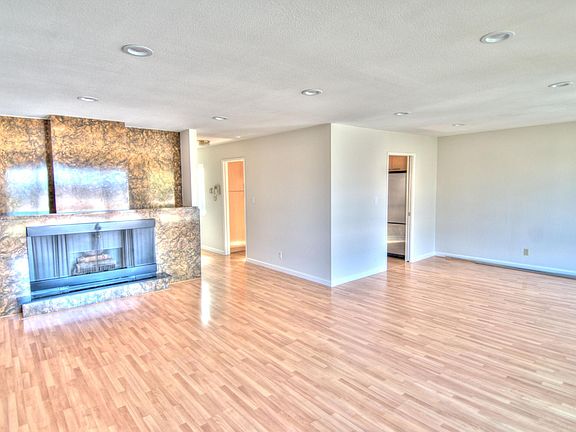 Living Room has a dinning area.