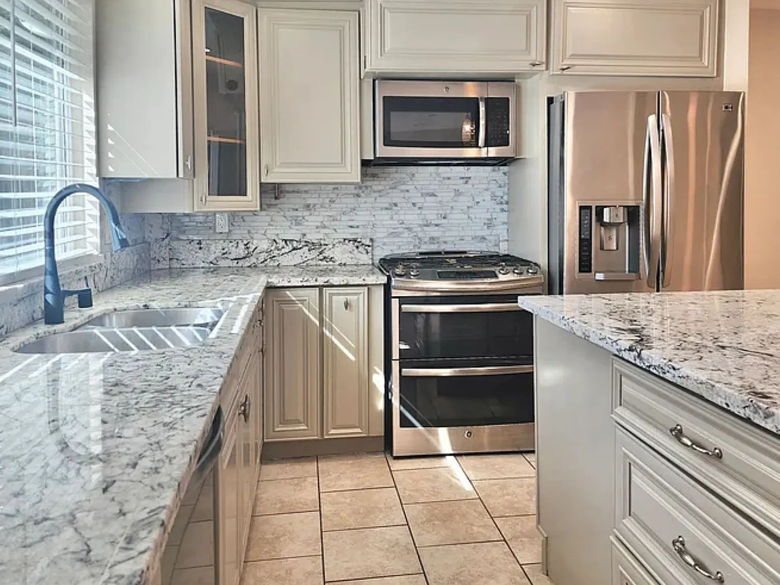 4 bed, 2609 sqft, $5,700 — Photo 4