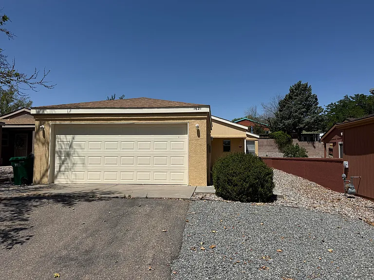 1621 Patti Pl NE — Photo 1