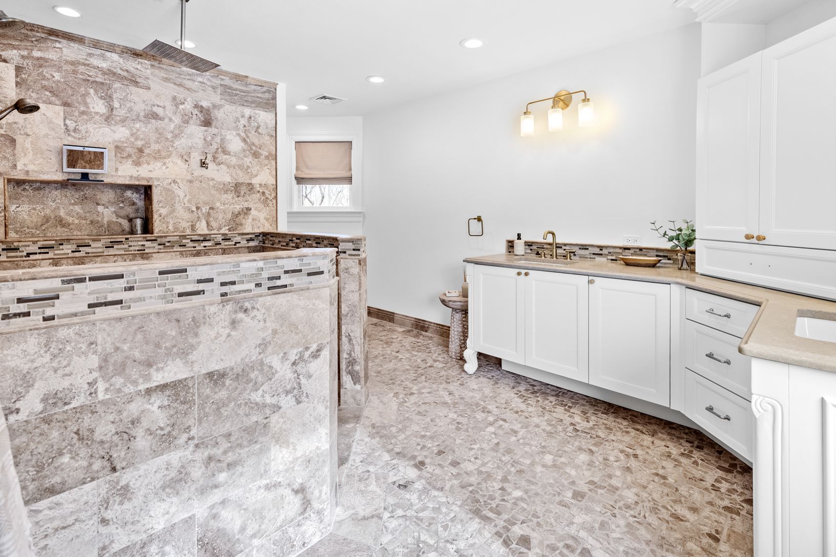  primary ensuite with spa shower