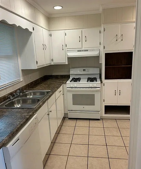 1535 Ridgewood Dr — Photo 2