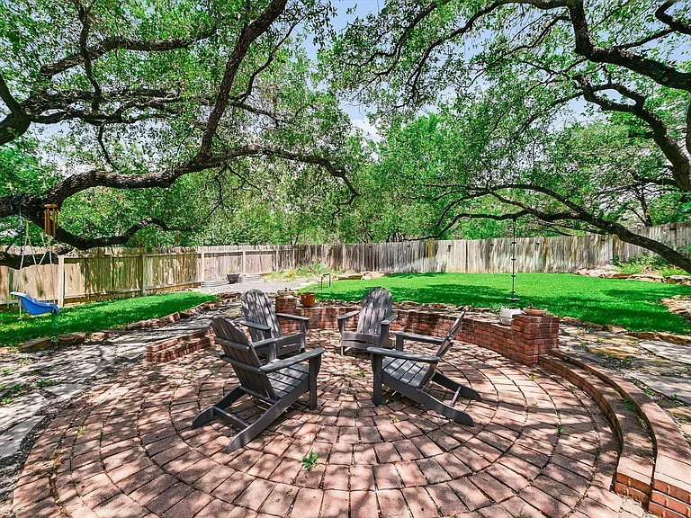 2404 Cliffs Edge Dr — Photo 2