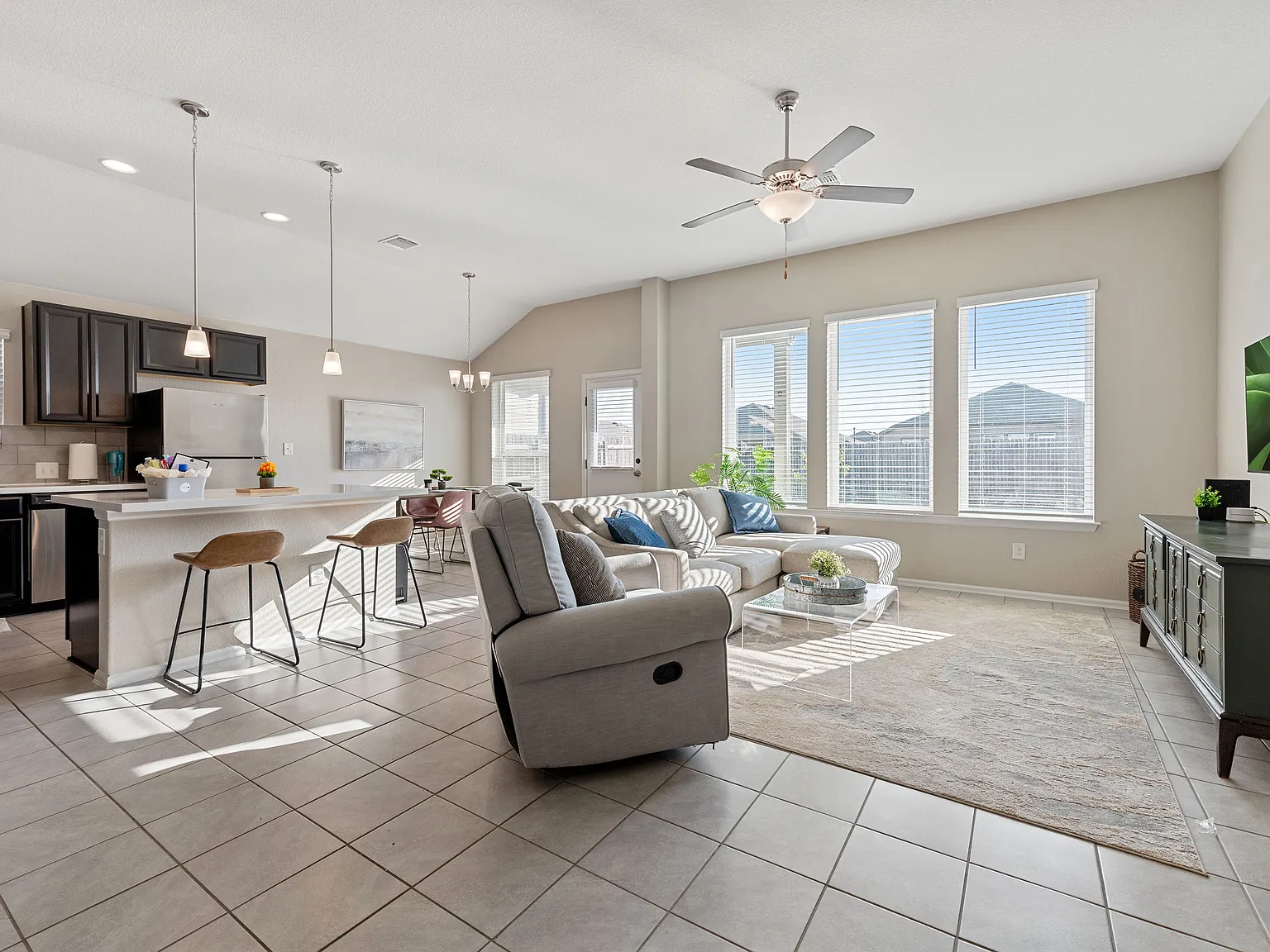 3 bed, 1432 sqft, $6,318 — Photo 4