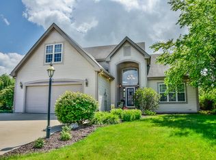 293 Lakeridge Dr, Oconomowoc, WI 53066
