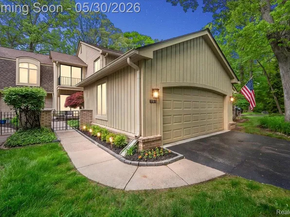 1161 Hillpointe Cir, Bloomfield, MI 48304