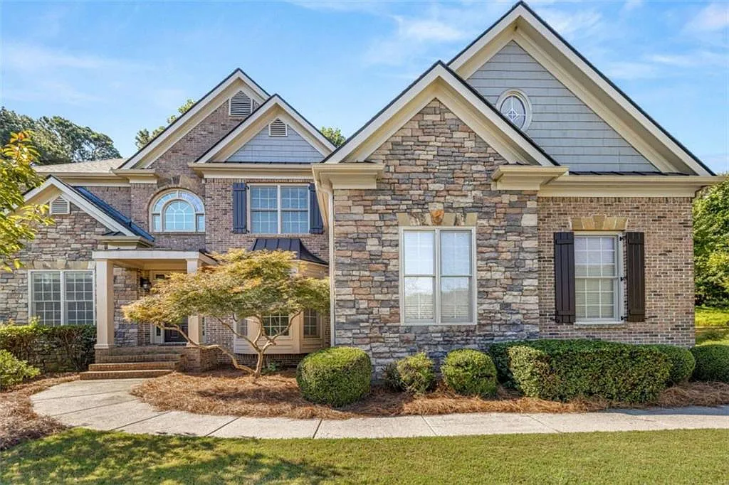 5 bed, 4.0 bath, 6068 sqft, $4,925 — Photo 1