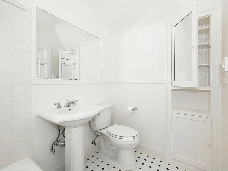 2275 Broadway — Photo 32