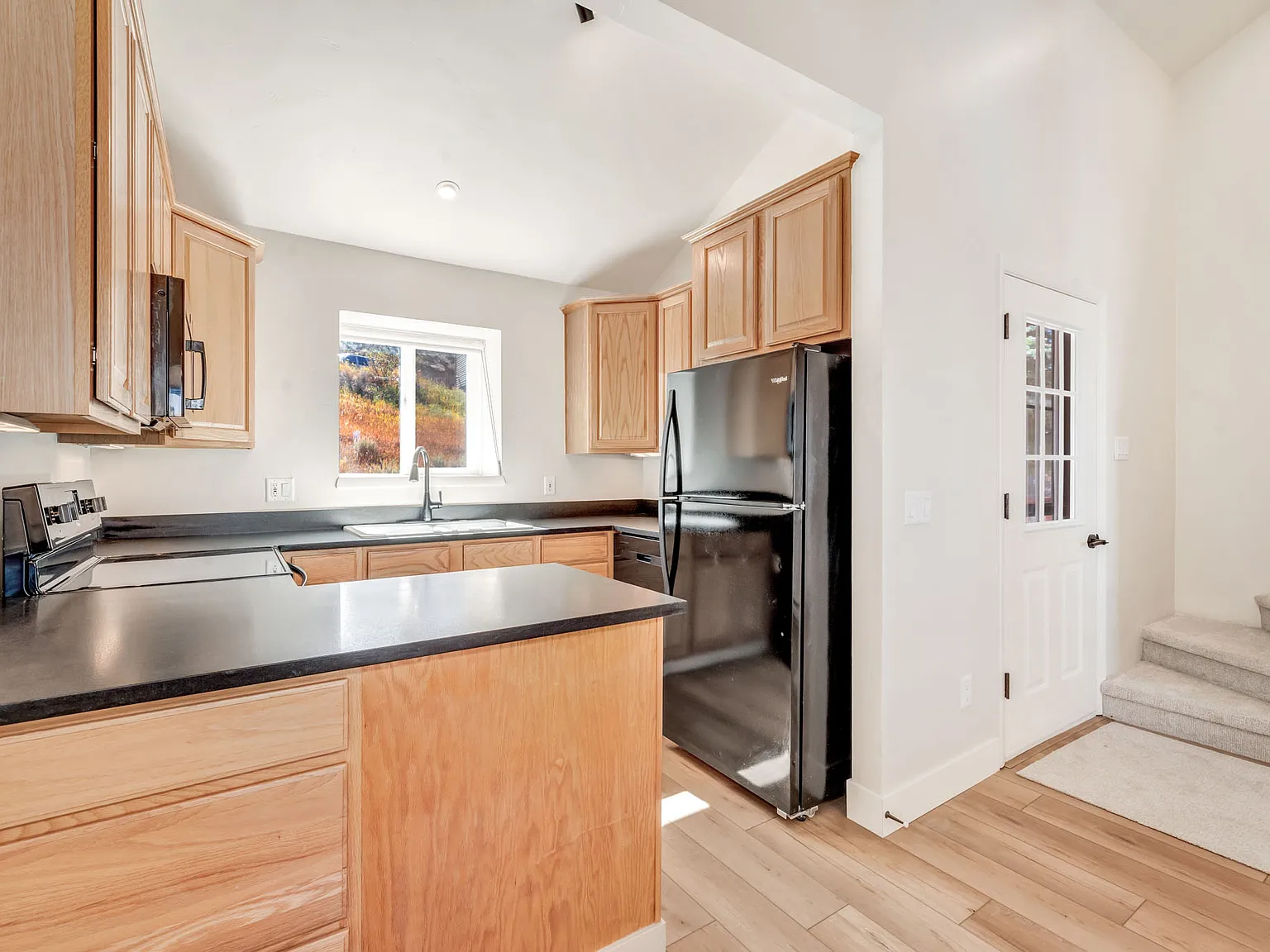 3 bed, 1408 sqft, $3,300 — Photo 3