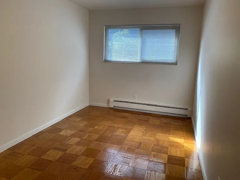 570 Ward St — Photo 17