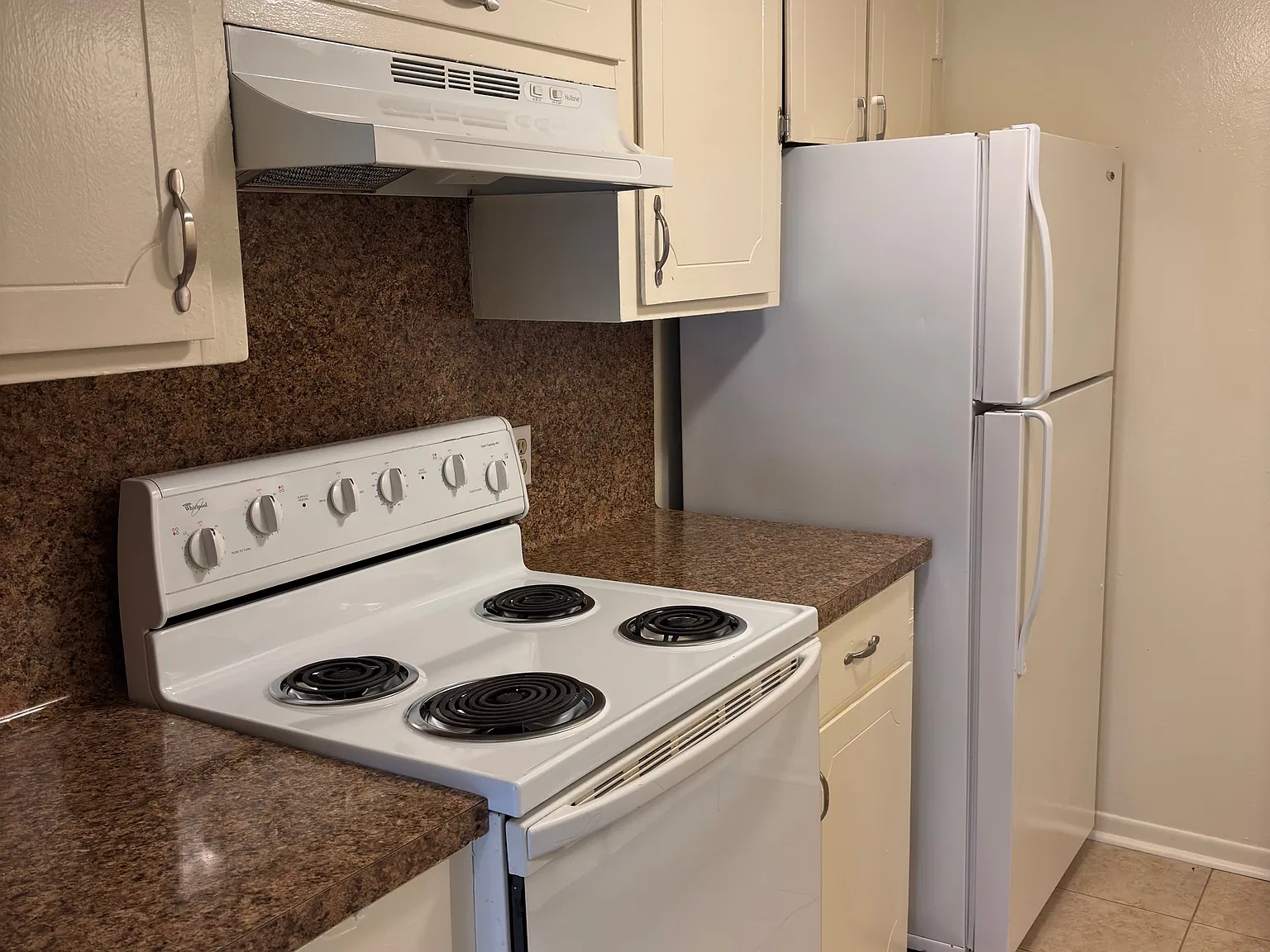 2 bed, 1.5 bath, 930 sqft, $1,020 — Photo 2
