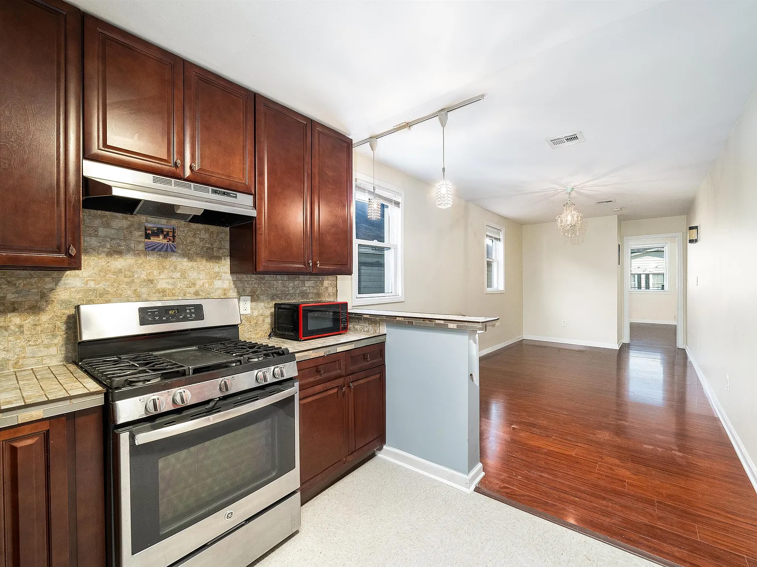 1 bed, 1.0 bath, 700 sqft, $1,850 — Photo 3