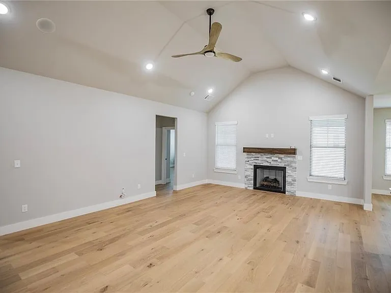 7843 Range Ave — Photo 2
