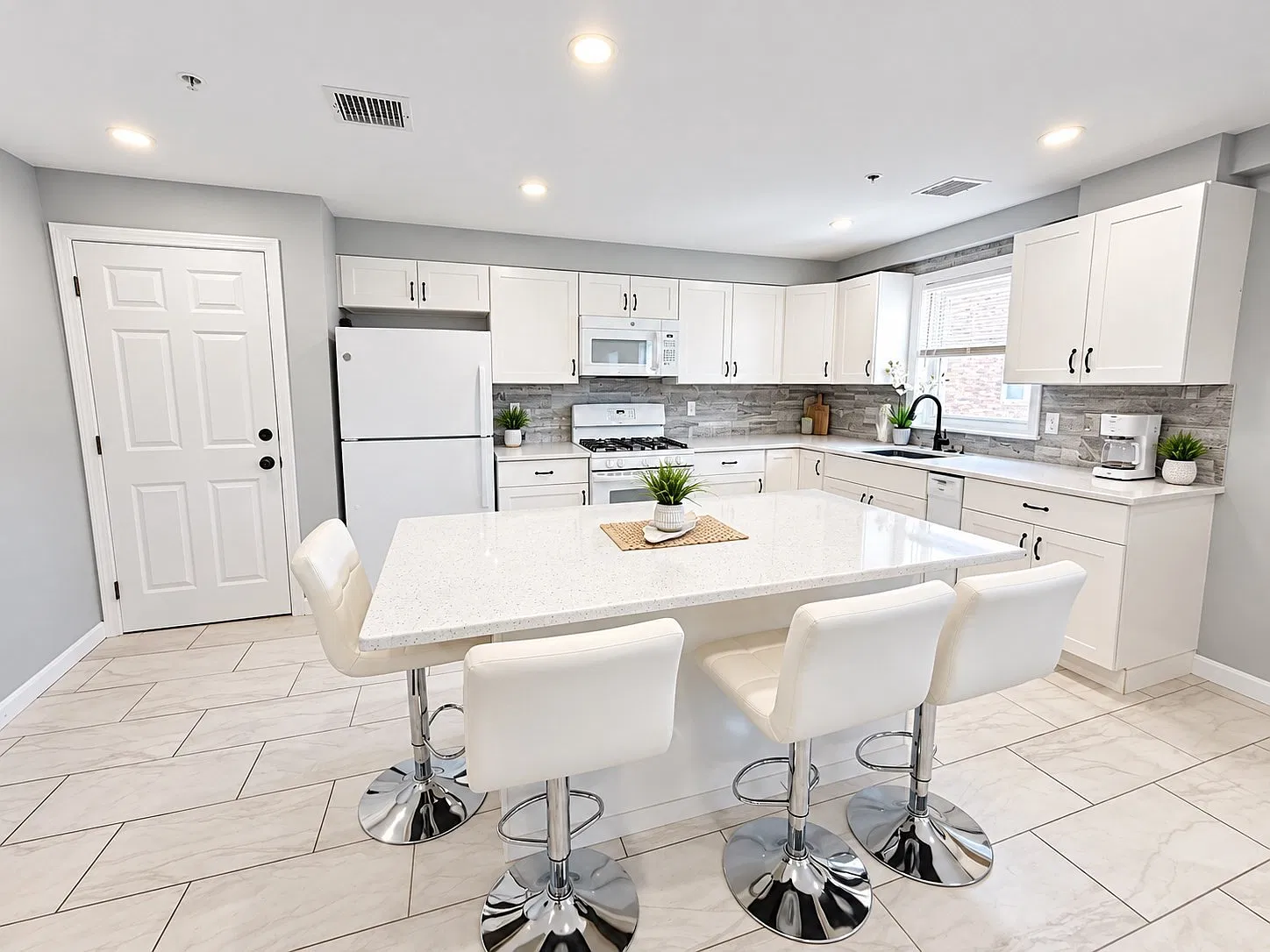 3 bed, 1.0 bath, 1100 sqft, $3,500 — Photo 1