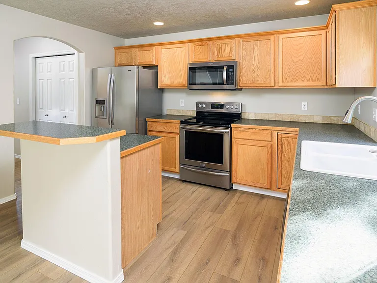 335 E Moskee St — Photo 8
