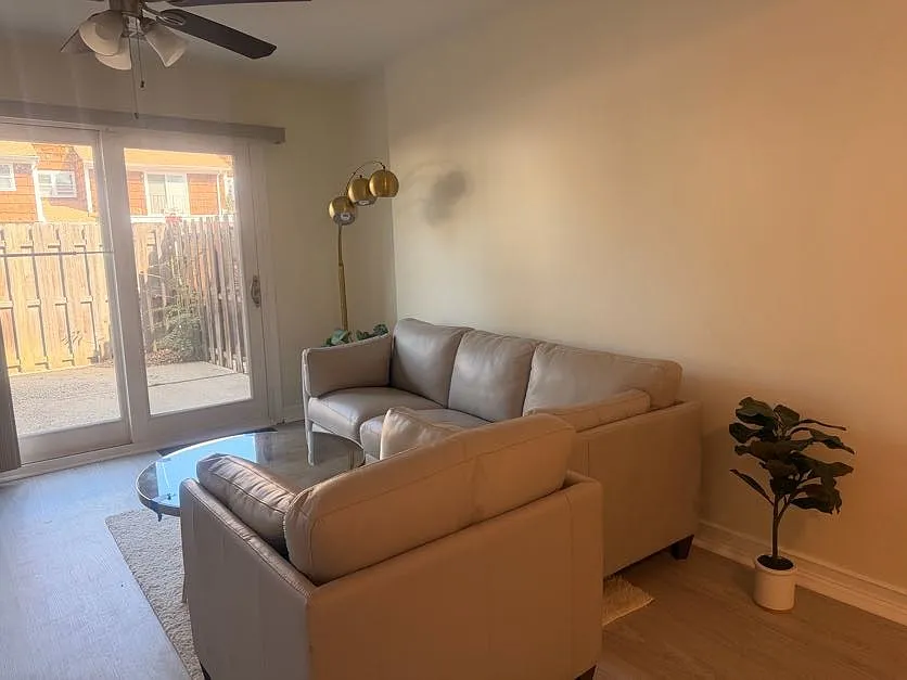 3 bed, 2.5 bath, 1222 sqft, $2,990 — Photo 4