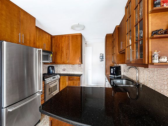 4th image of 30 W 61st St APT 18C