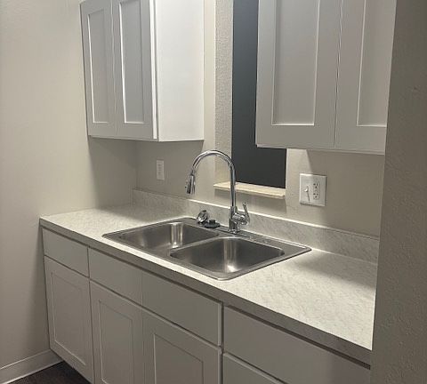 2nd image of 3920 Clyde Park Ave SW #1B-1Ba-700Sqft