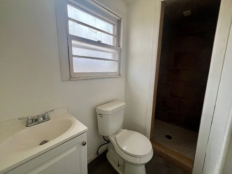 704 E Yucca Ln — Photo 9