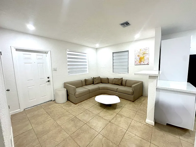 2319 NW 12th Ct — Photo 7