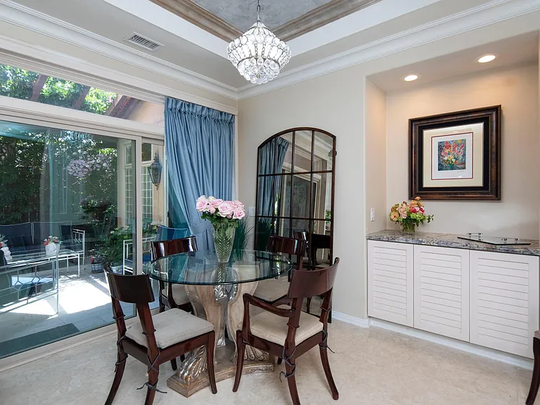 Kitchen dining area