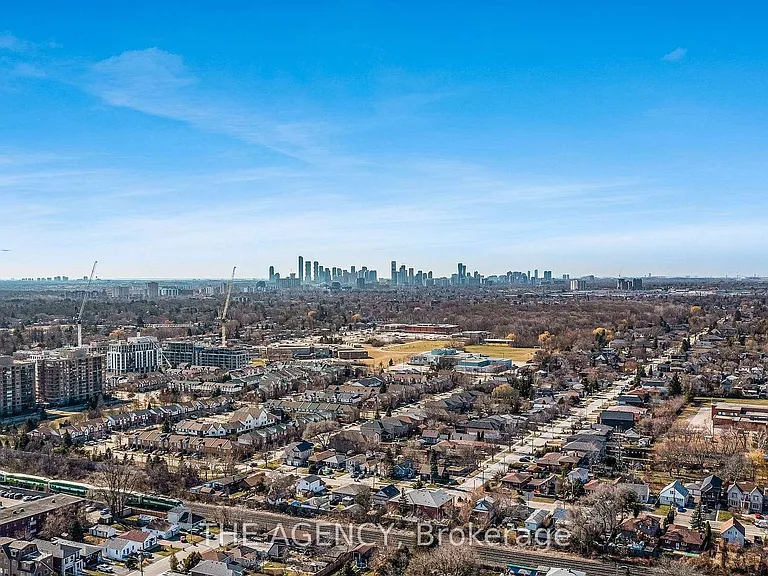1038 Alexandra Ave — Photo 2