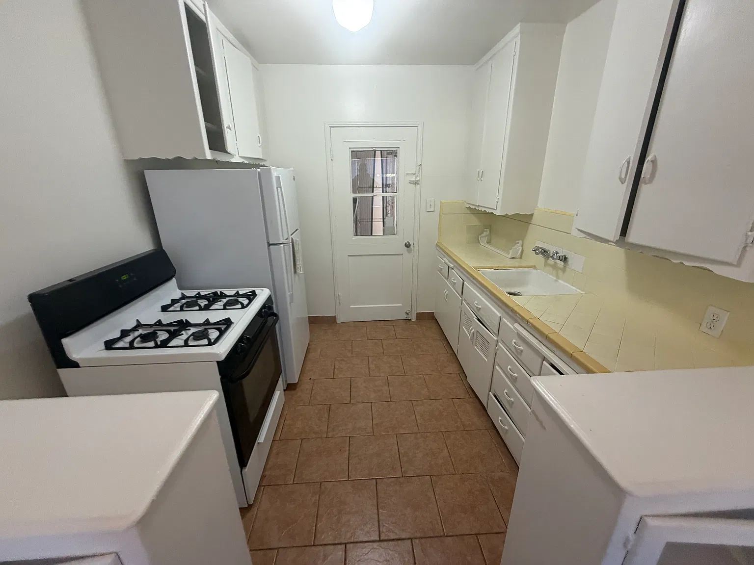 Studio, 600 sqft, $1,650 — Photo 2