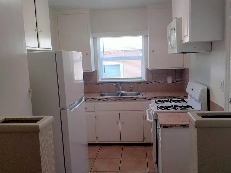 1422 N Hollywood Way — Photo 6
