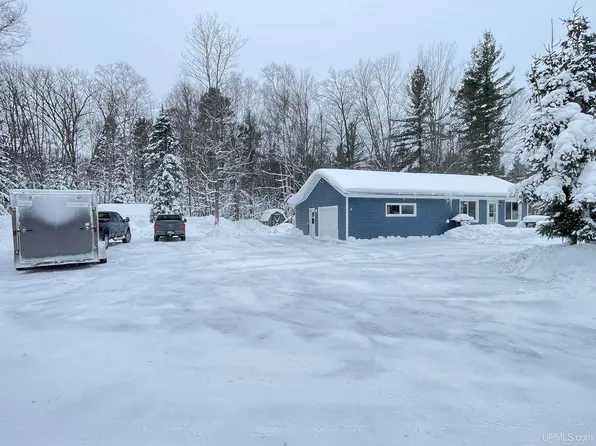 14295 Gooseneck Lake Dr, Rapid River, MI 49878