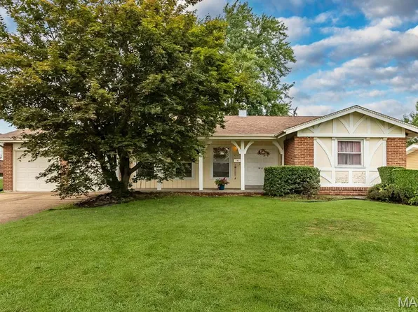 2105 Barcelona Dr, Florissant, MO 63033