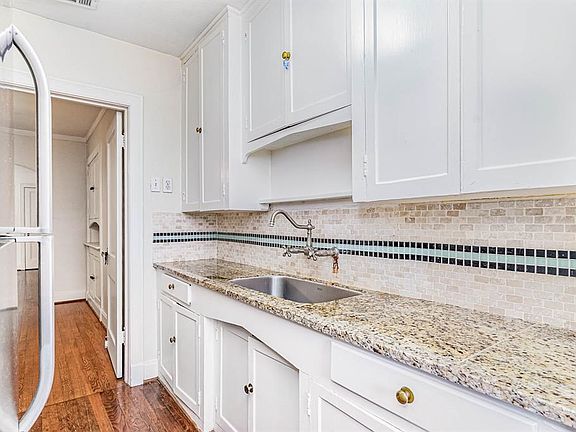 2nd image of 5928.5 La Vista Dr