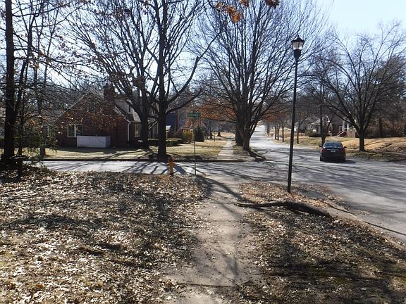 4th image of 804 N Hills Dr