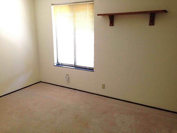 3rd image of 808 Del Valle Cir