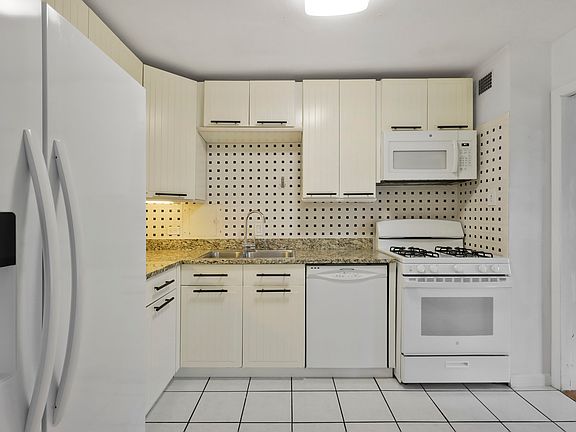 3rd image of 4501 Arlington Blvd APT 400