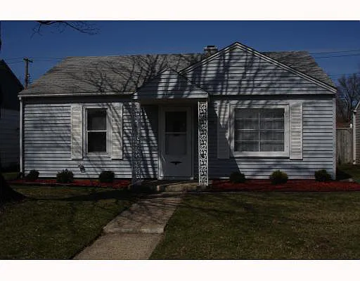 226 Edgar St E photo 1