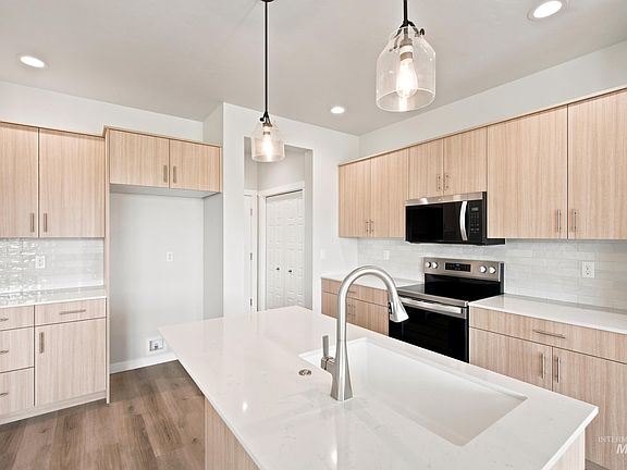 4th image of 7459 W Trumbull Ct