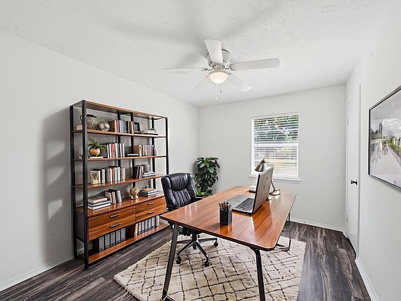 4th image of 802 E Stadium Ct