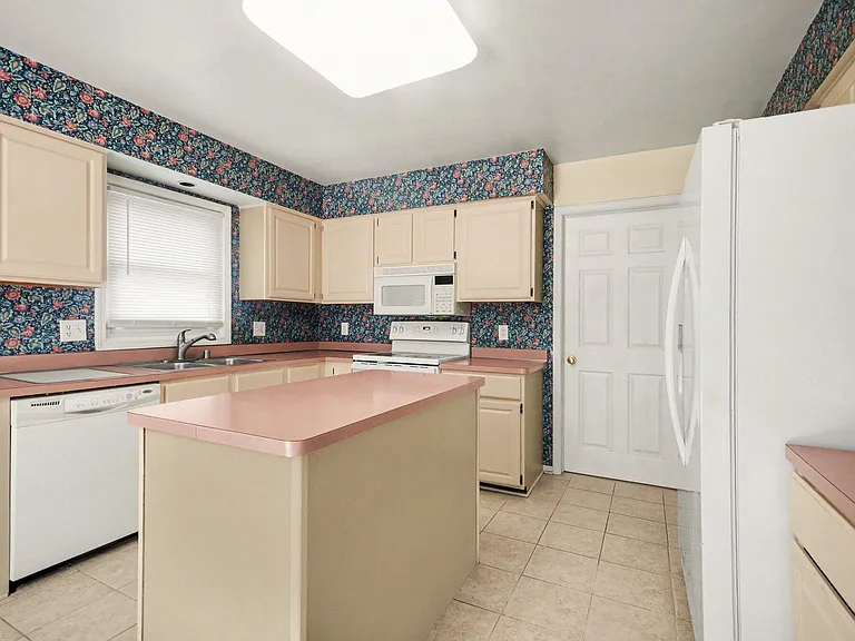 456 Essex Dr — Photo 8