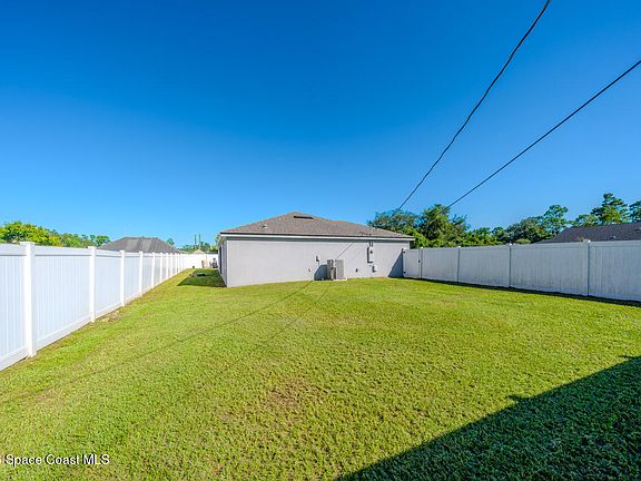 3rd image of 2655 Laurel Rd