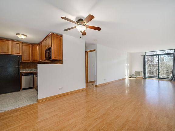 2nd image of 3900 N Pine Grove Ave APT 512