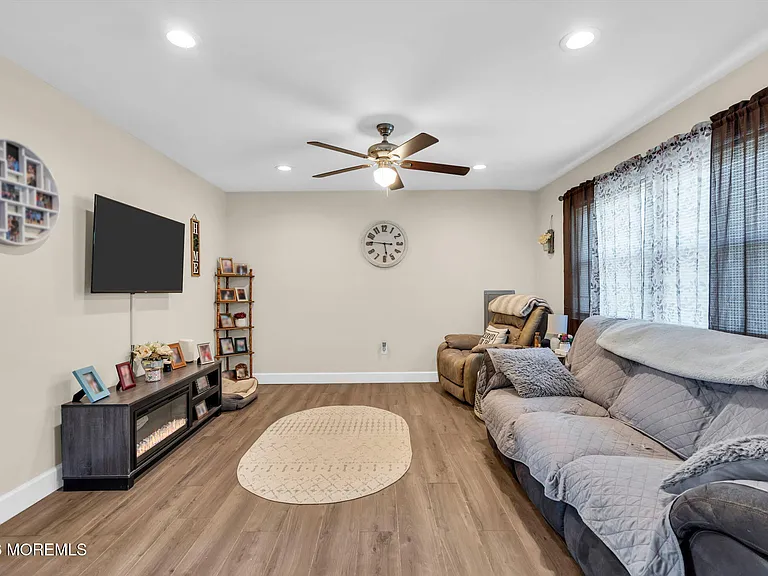 601 Sandra Dr — Photo 3