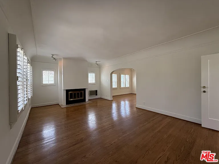 1249 S Tremaine Ave — Photo 9