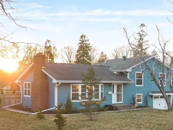 2164 Overlook Dr, Bloomington, MN 55431