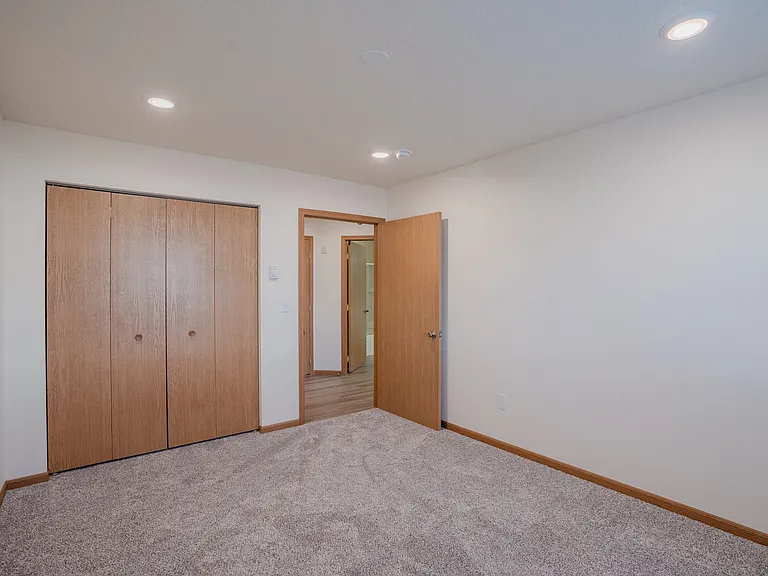 Fargo, ND Lake Crest Apartments | 21E | Bedroom
