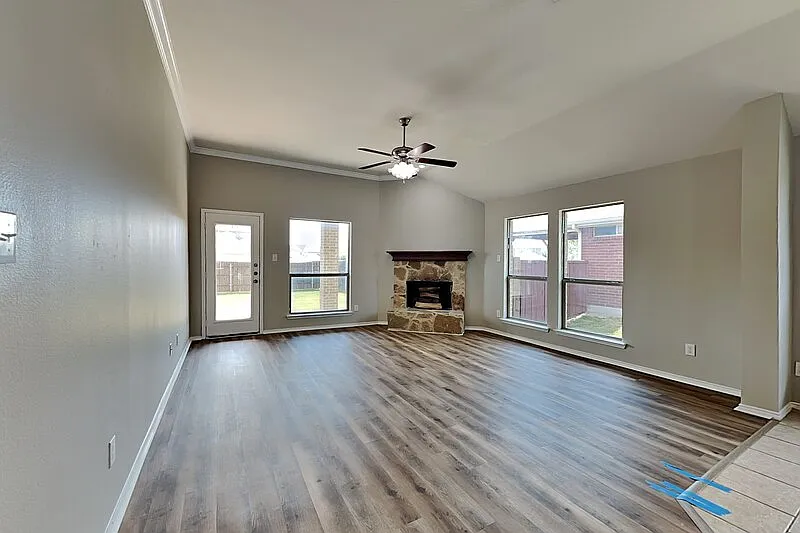 5 bed, 2.0 bath, 2025 sqft, $2,195 — Photo 2
