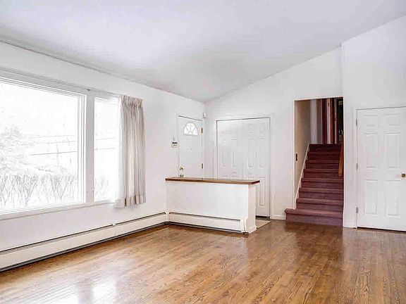 5th image of 20 Pine Woods Rd
