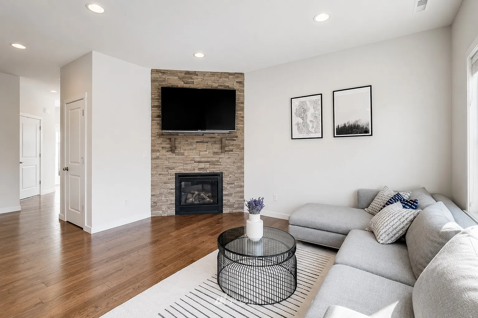 4 bed, 2.5 bath, 1766 sqft, $3,400 — Photo 2