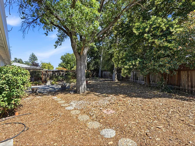 1835 Sandalwood Dr — Photo 32